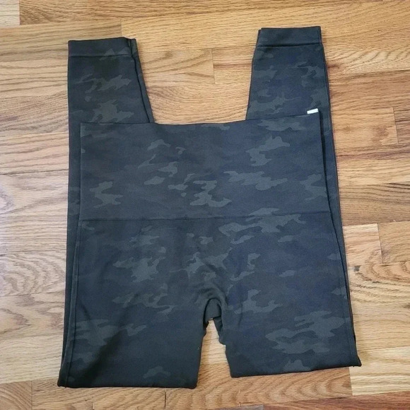 Spanx Look at Me Now Camo Leggings(L) - Picture 5 of 8
